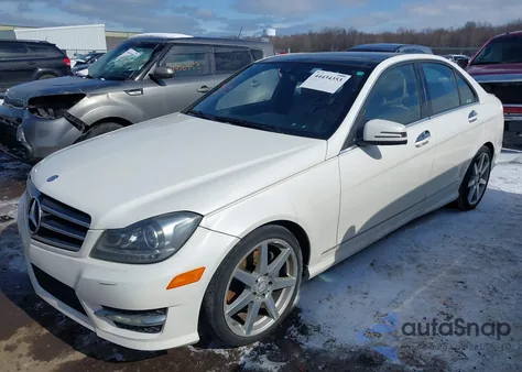 2013 Mercedes-Benz C 350 Sport z USA, uszkodzony, nr VIN WDDGF5HB0DR255531